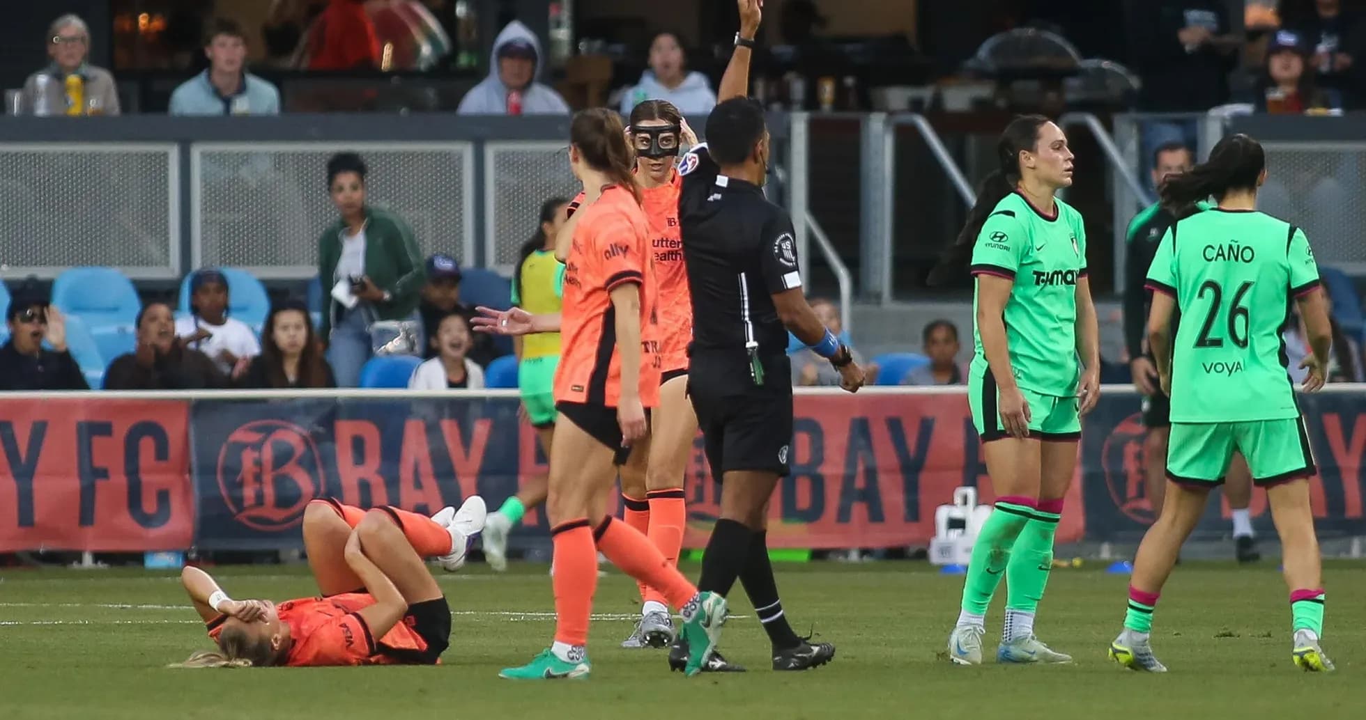 Jugadora caída tras tarjeta roja en el partido