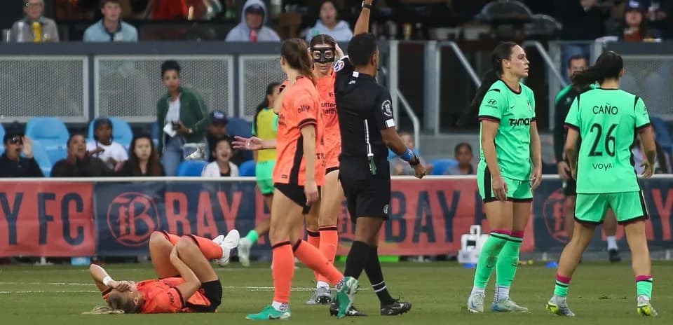 Jugadora caída tras tarjeta roja en el partido
