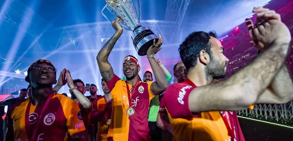 Jugadores de Galatasaray celebrando con el trofeo
