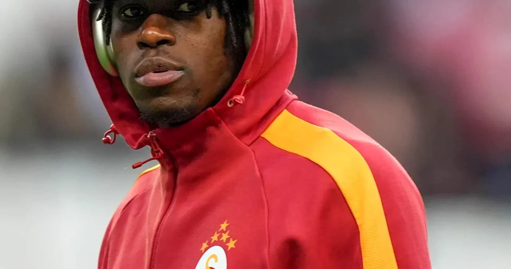 Jugador de Galatasaray con sudadera y gorra