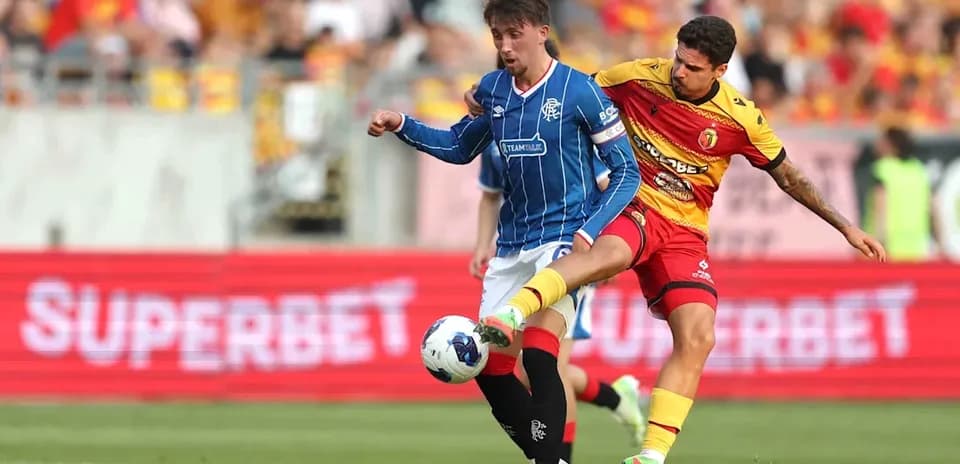 Jugador de Jagiellonia disputa el balón con un rival