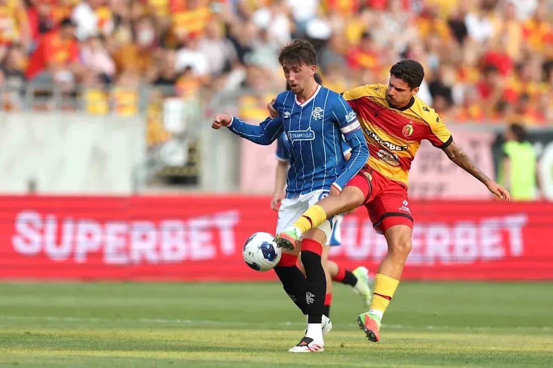 Jugador de Jagiellonia disputa el balón con un rival