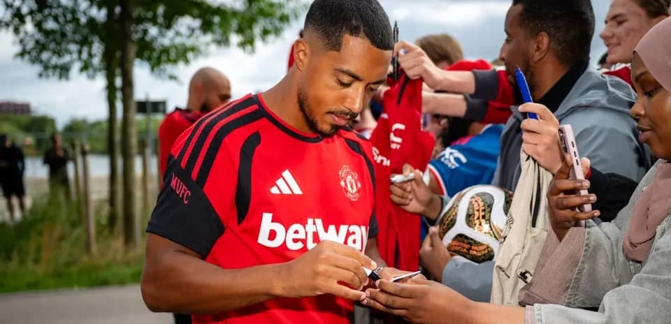 Jugador de Manchester United firmando autógrafos para fans