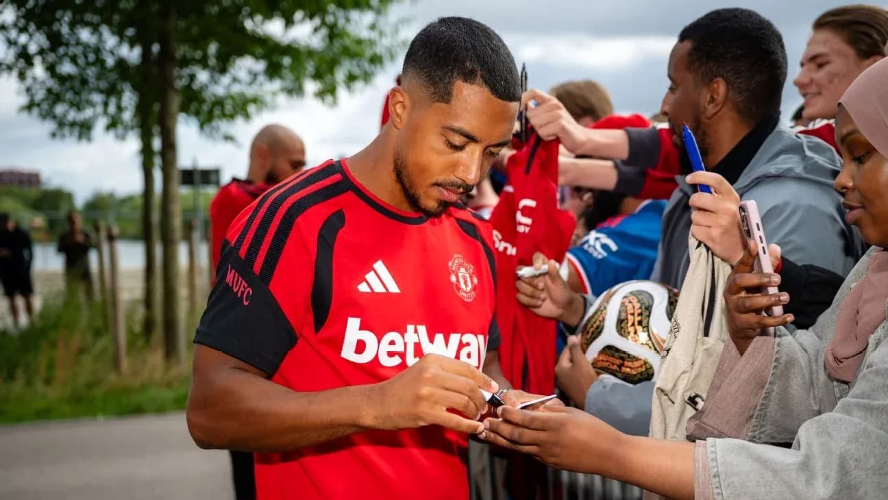 Jugador de Manchester United firmando autógrafos para fans
