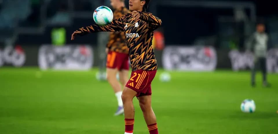 Jugador realizando calentamiento con balón en la cancha