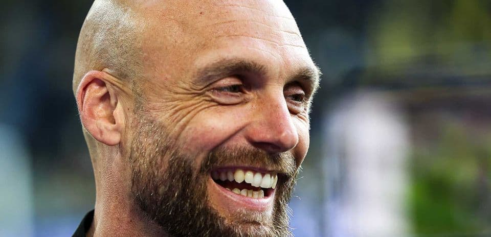 Hombre sonriendo durante una entrevista