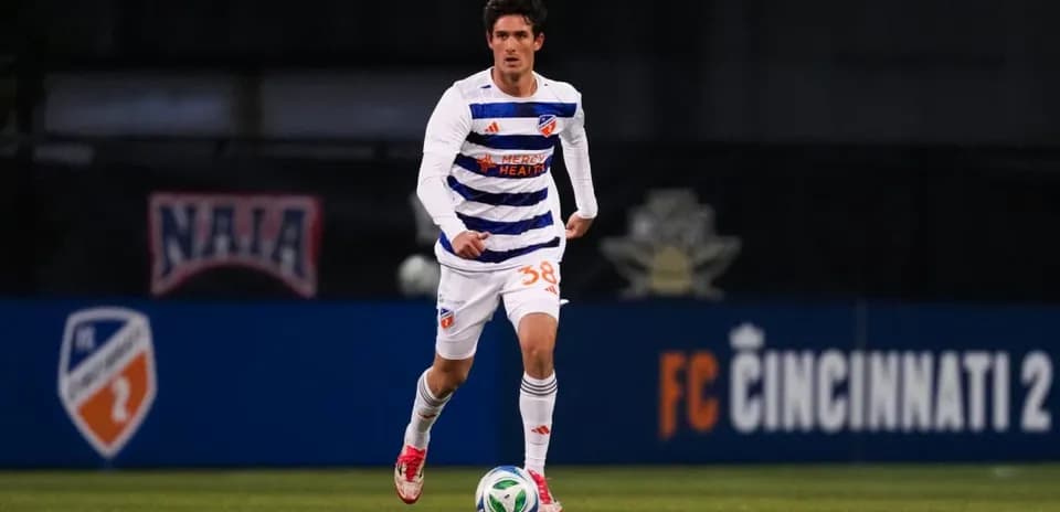 Jugador de FC Cincinnati II en acción
