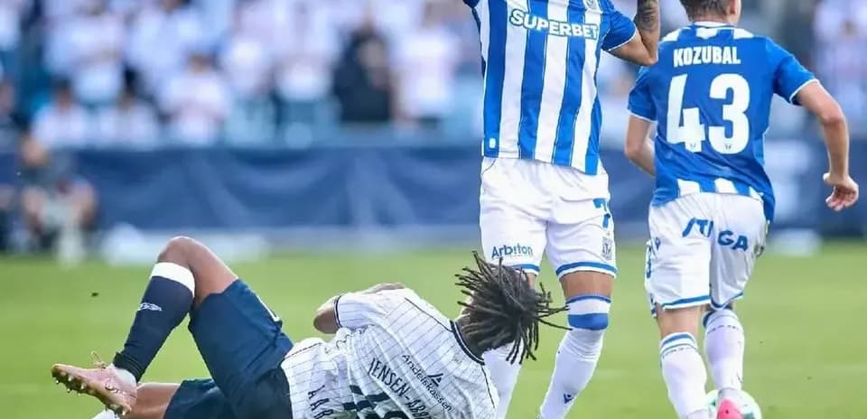 Jugador de Lech Poznan evitando un tackle
