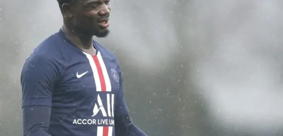 Jugador de PSG en entrenamiento bajo la lluvia