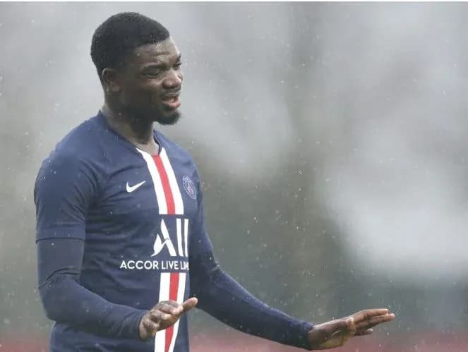 Jugador de PSG en entrenamiento bajo la lluvia