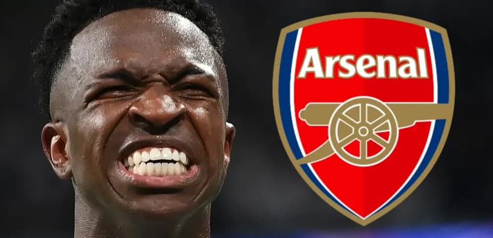 Jugador sonriendo con el escudo de Arsenal de fondo