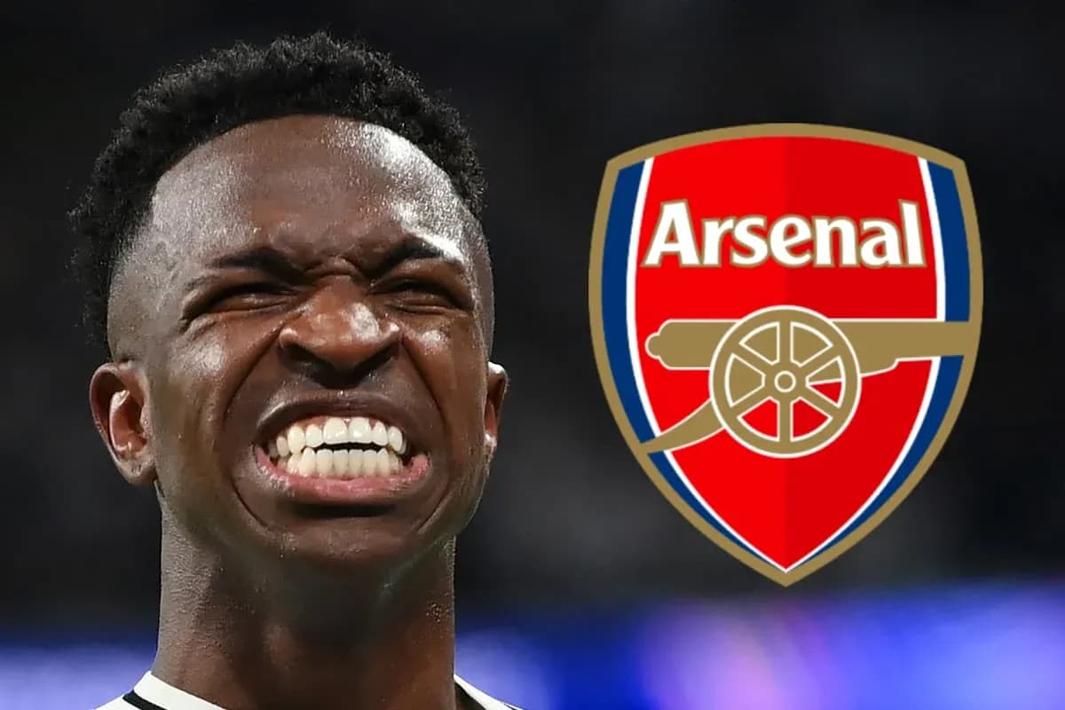 Jugador sonriendo con el escudo de Arsenal de fondo