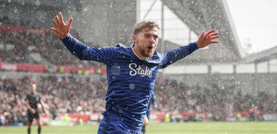Jugador de Everton celebrando un gol en lluvia