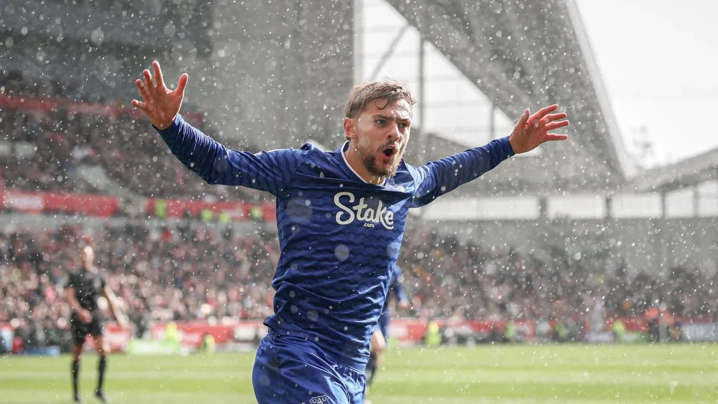 Jugador de Everton celebrando un gol en lluvia