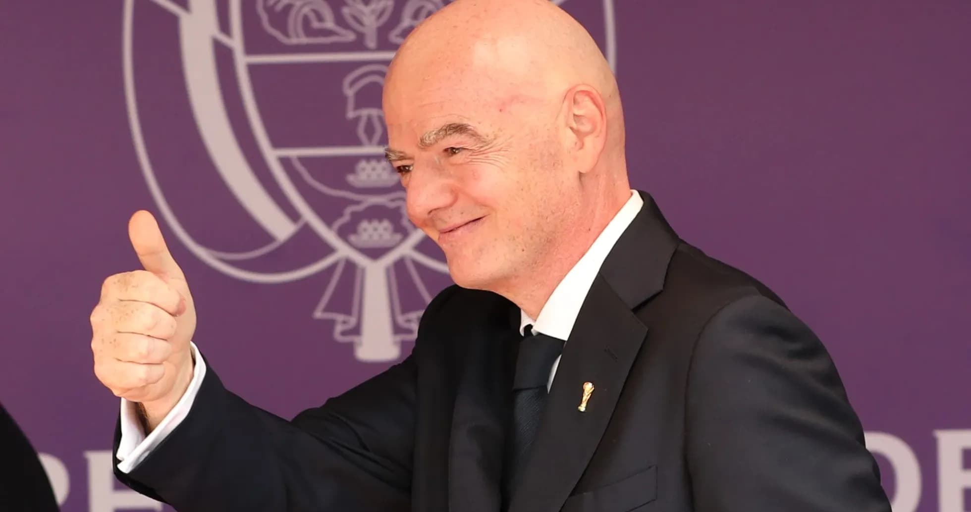 Persona sonriendo y mostrando el pulgar hacia arriba