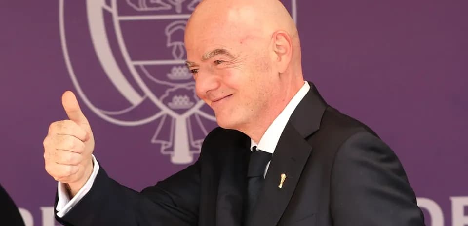 Persona sonriendo y mostrando el pulgar hacia arriba