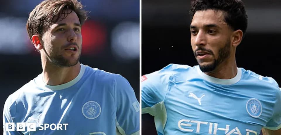 Dos jugadores de Manchester City en camiseta azul