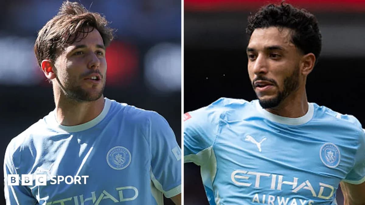 Dos jugadores de Manchester City en camiseta azul
