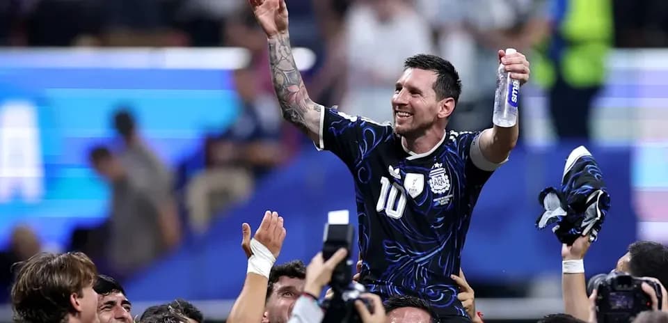 Jugador siendo levantado por compañeros tras victoria