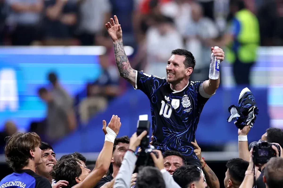 Jugador siendo levantado por compañeros tras victoria