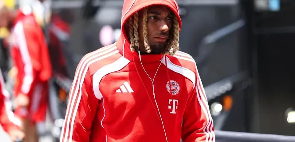 Jugador de Bayern Munich llegando al estadio con sudadera