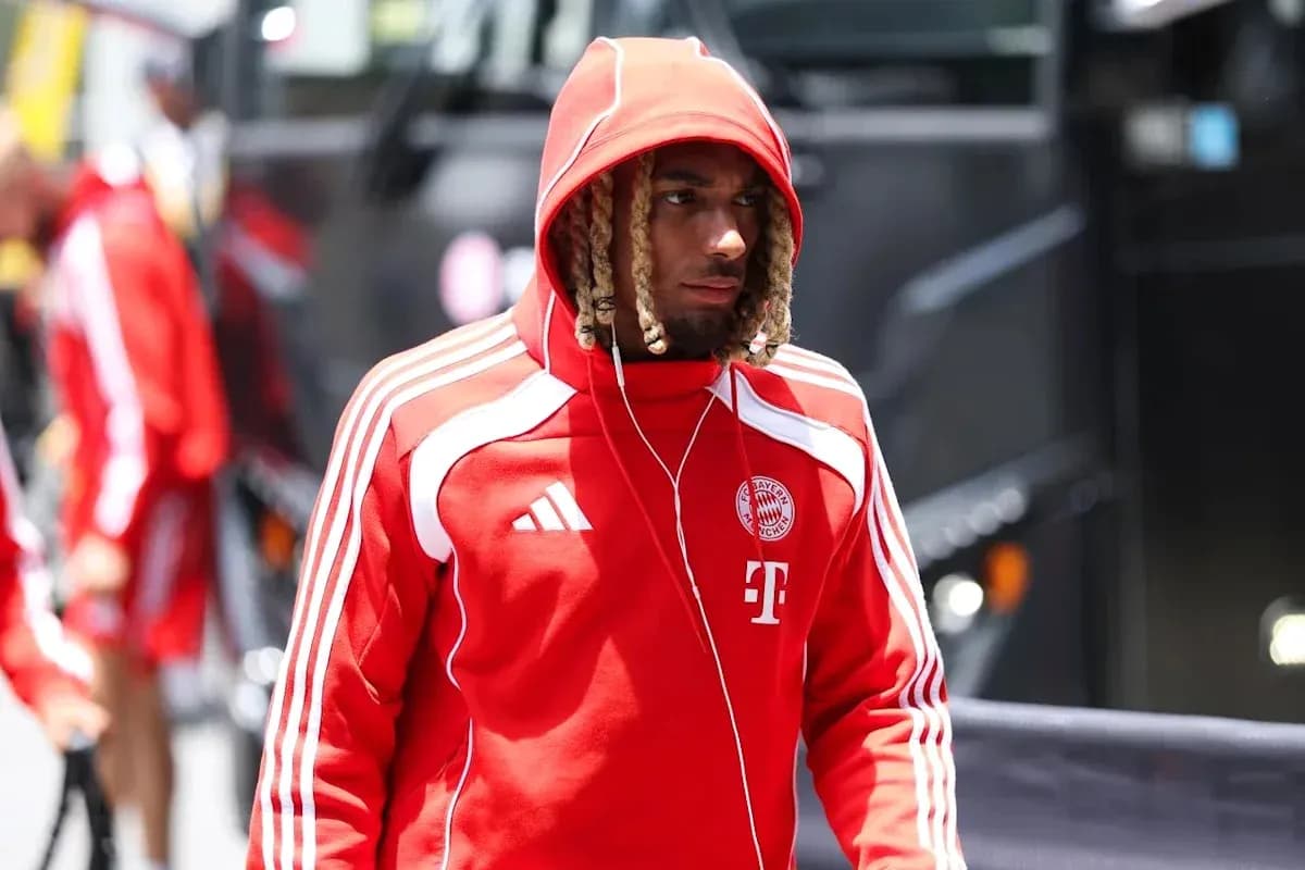 Jugador de Bayern Munich llegando al estadio con sudadera