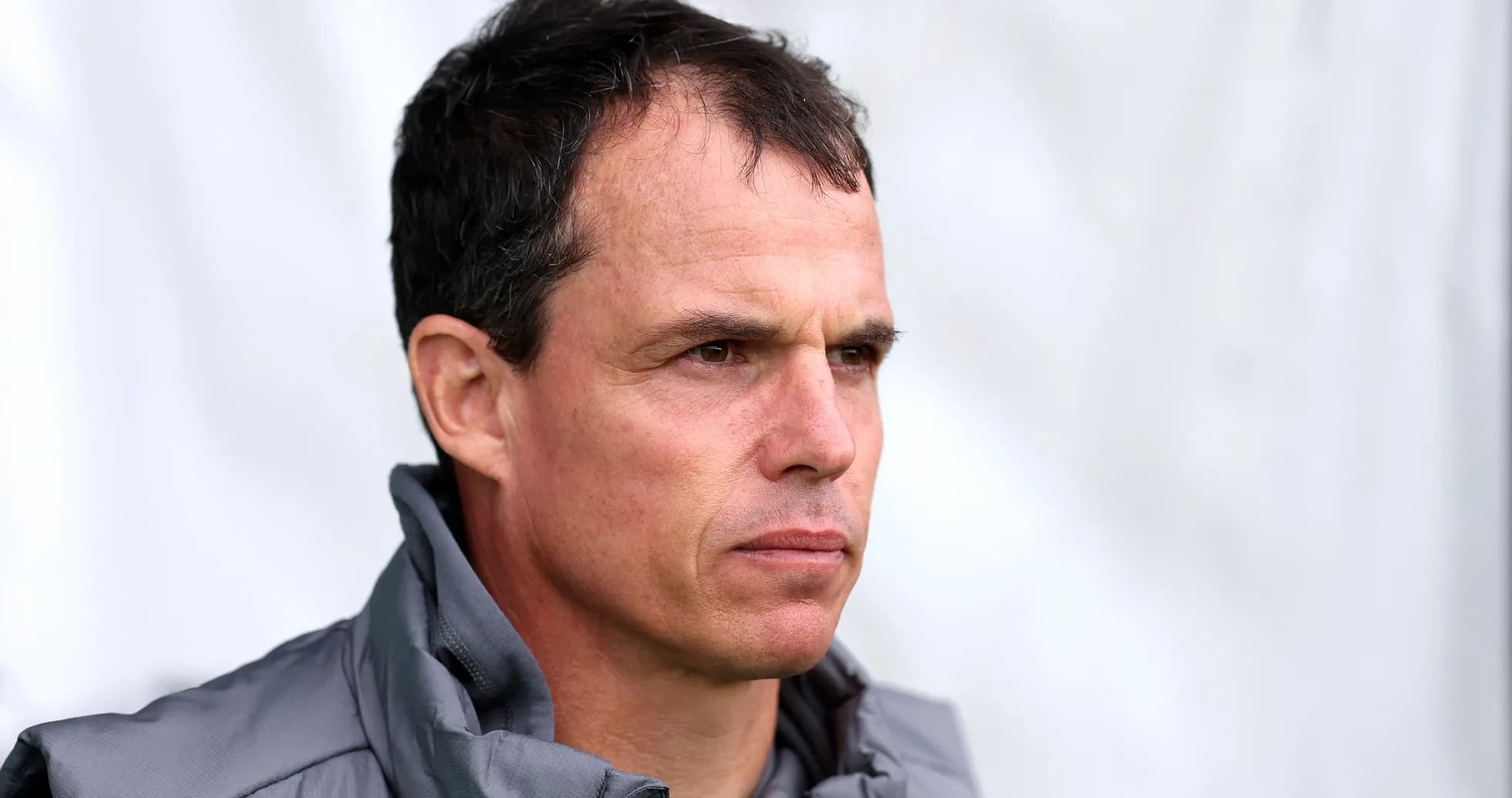 Entrenador observando desde la línea de banda