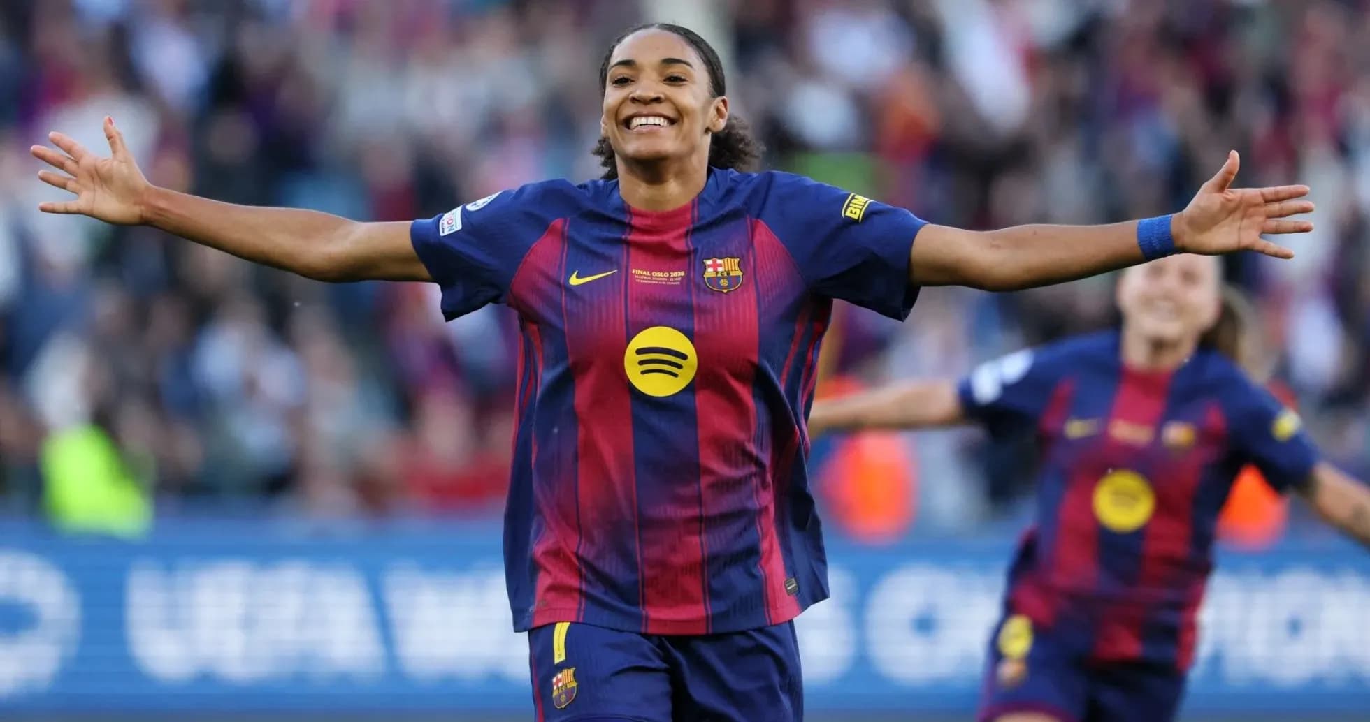 Jugadora de Barcelona celebrando un gol en el campo