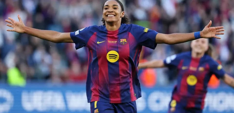 Jugadora de Barcelona celebrando un gol en el campo