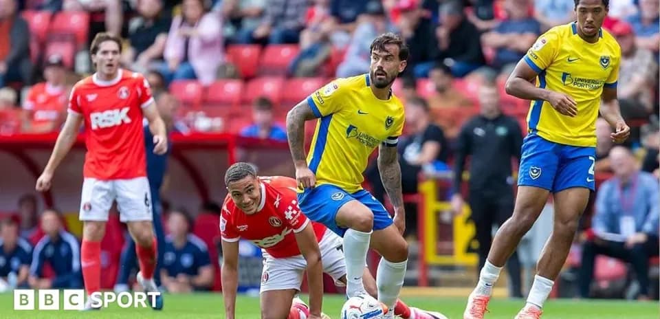 Jugadores compitiendo en partido de fútbol