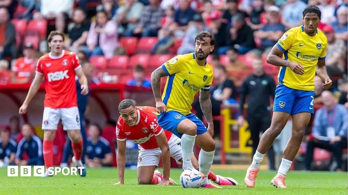 Jugadores compitiendo en partido de fútbol