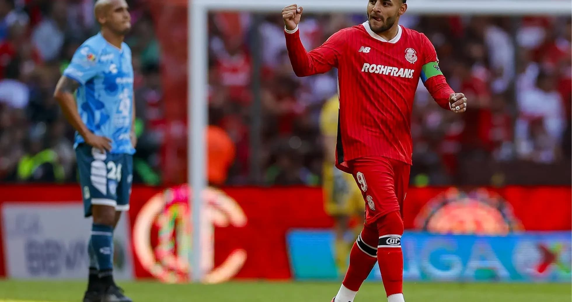 Jugador celebrando en partido de fútbol