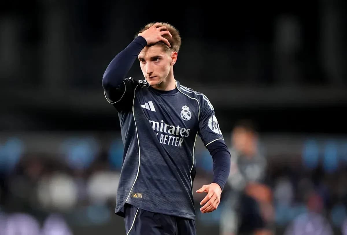 Jugador de Real Madrid con la mano en la cabeza