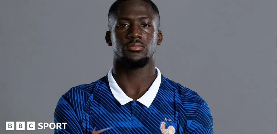 Jugador de fútbol con camiseta azul de Francia