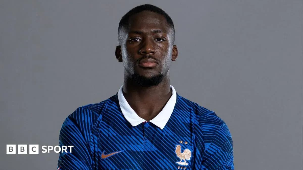 Jugador de fútbol con camiseta azul de Francia