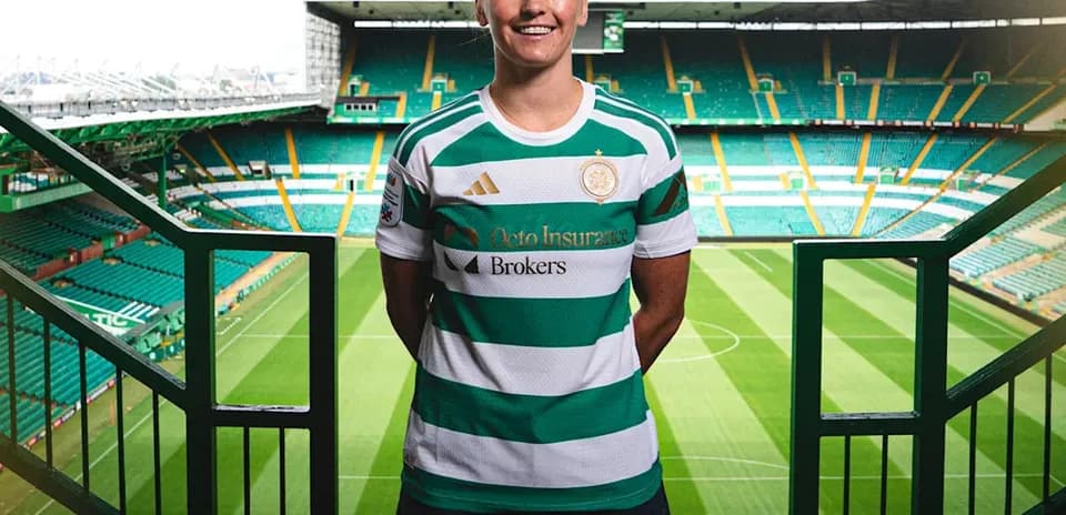 Jugadora de fútbol en el estadio Celtic Park