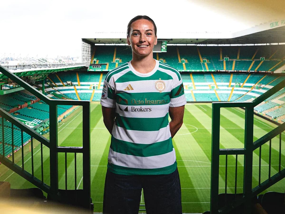 Jugadora de fútbol en el estadio Celtic Park