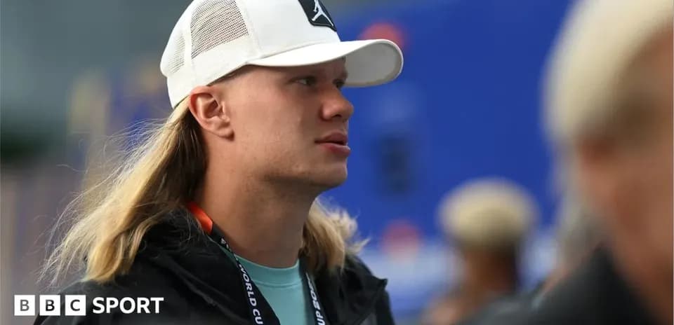 Jugador con gorra en evento deportivo