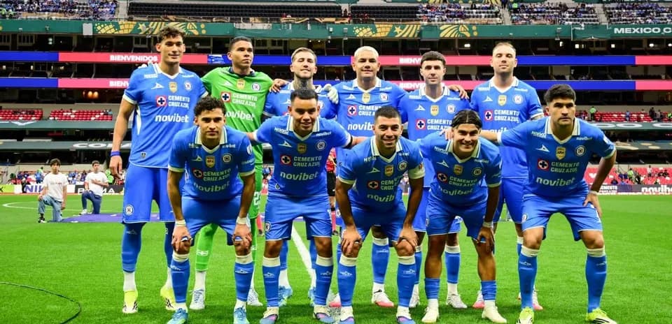 Jugadores de Cruz Azul posando en el estadio