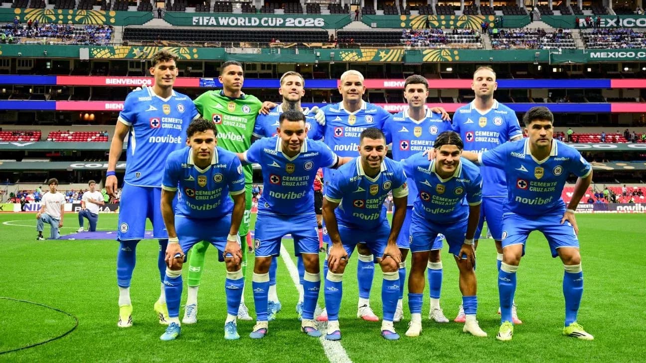 Jugadores de Cruz Azul posando en el estadio