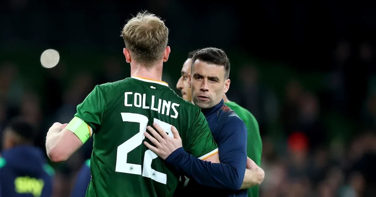 Jugadores irlandeses abrazándose tras el partido