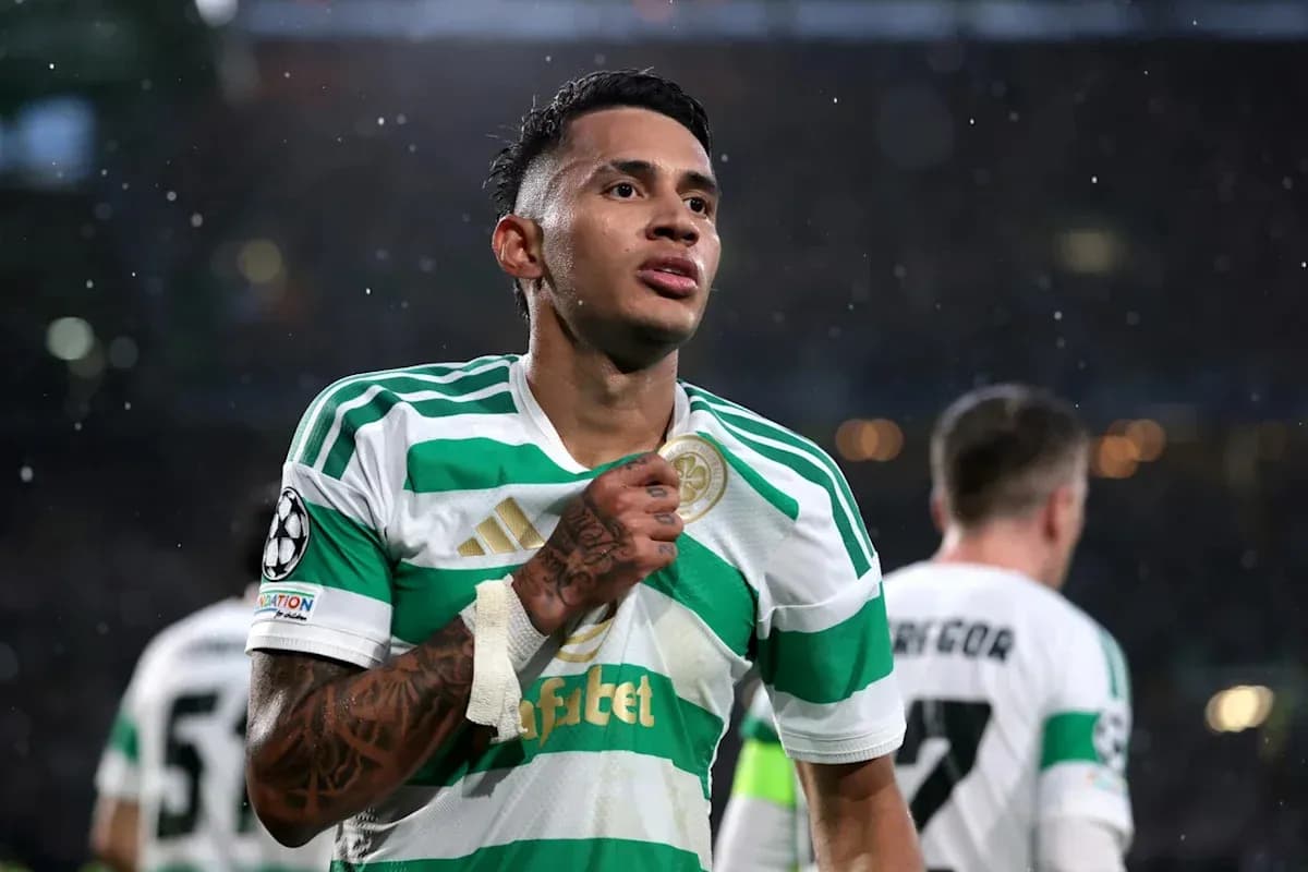Jugador de Celtic mostrando su camiseta en el campo