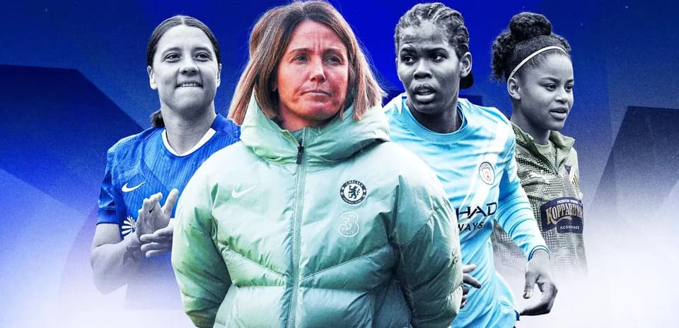 Cuatro jugadoras y entrenadora en fondo azul