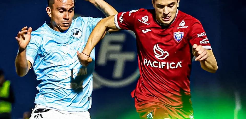 Jugadores compiten por el balón en el partido