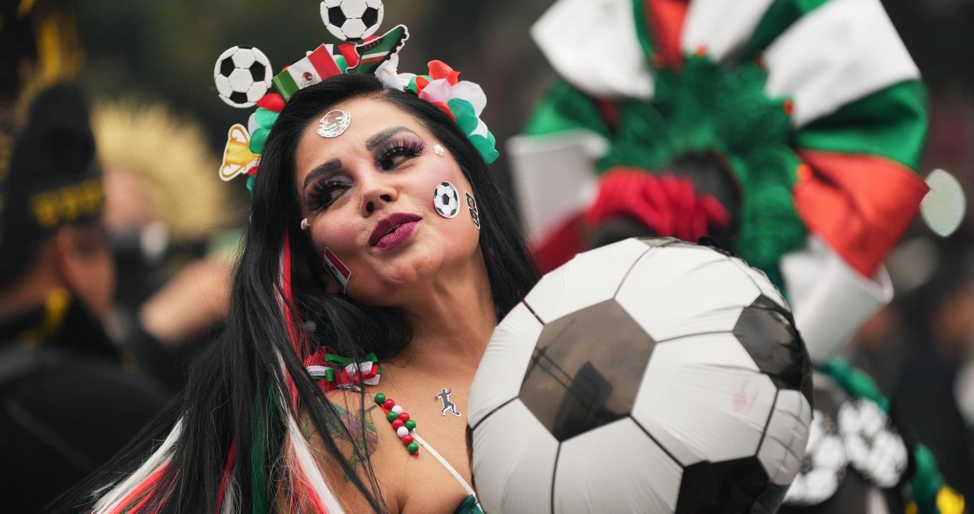 Mujer con balón de fútbol y maquillaje mexicano