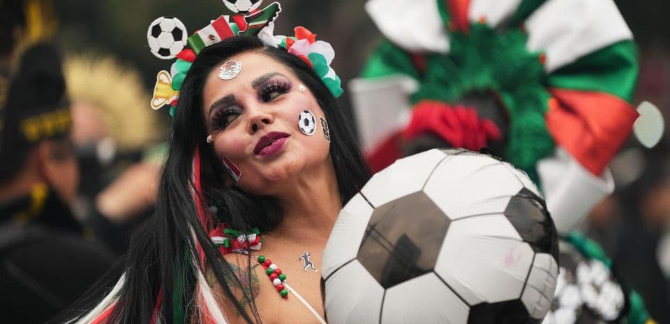 Mujer con balón de fútbol y maquillaje mexicano