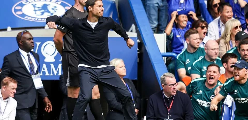 Entrenador gesticulando en el área técnica durante partido