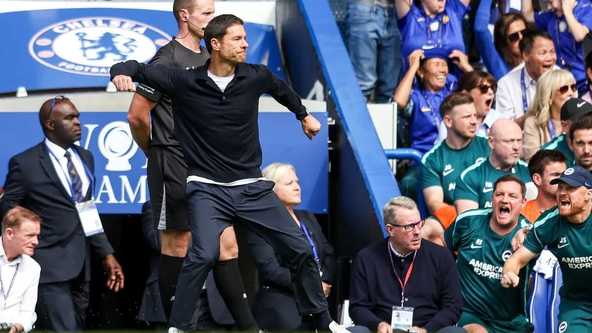 Entrenador gesticulando en el área técnica durante partido