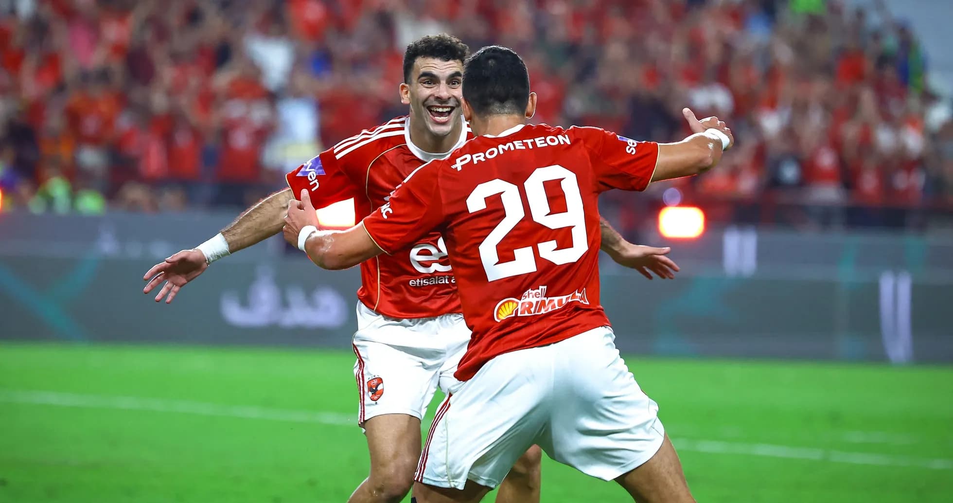 Jugadores celebrando un gol en el campo