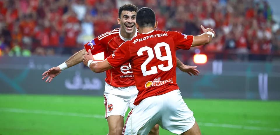 Jugadores celebrando un gol en el campo